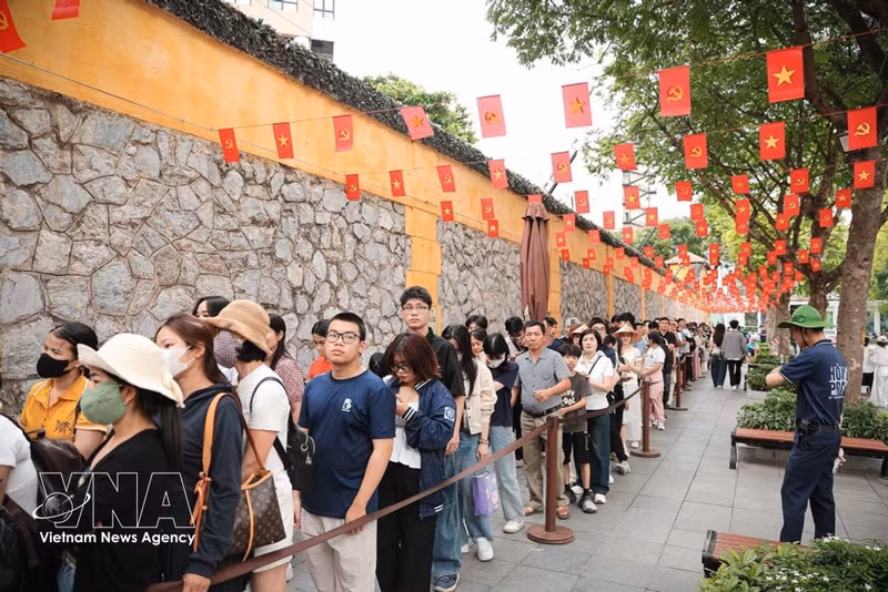 Une longue file de visiteurs attend pour entrer dans le site historique de la prison de Hoa Lo. Photo : VNA
