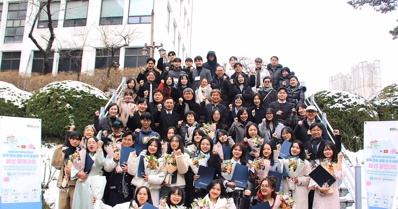 Des étudiants vietnamiens en République de Corée, participant au concours "Écrire sur la vie des étudiants vietnamiens en République de Corée", posent pour une photo souvenir. Photo : VNA 
