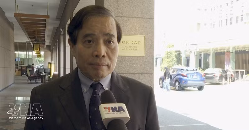 Le professeur Vu Minh Khuong, de l'École de politique publique Lee Kuan Yew, répond à une interview de la VNA. Photo : VNA. 