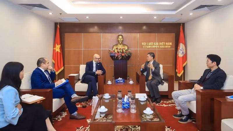 L’Association des juristes du Vietnam en réunion avec le secrétaire général de la Cour permanente d’arbitrage. Photo : Association des juristes du Vietnam.