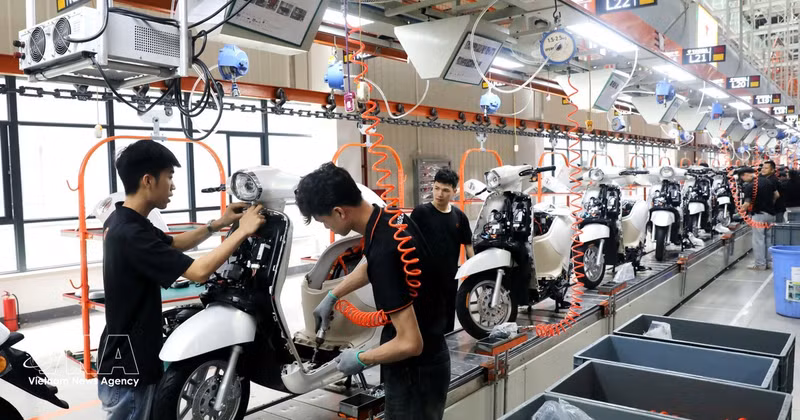 La chaîne de production de l’usine intelligente de Yadea Vietnam, représentant un investissement de plus de 100 millions de dollars, dans la zone industrielle de Tân Hưng, province de Bac Ninh. Photo : VNA. 