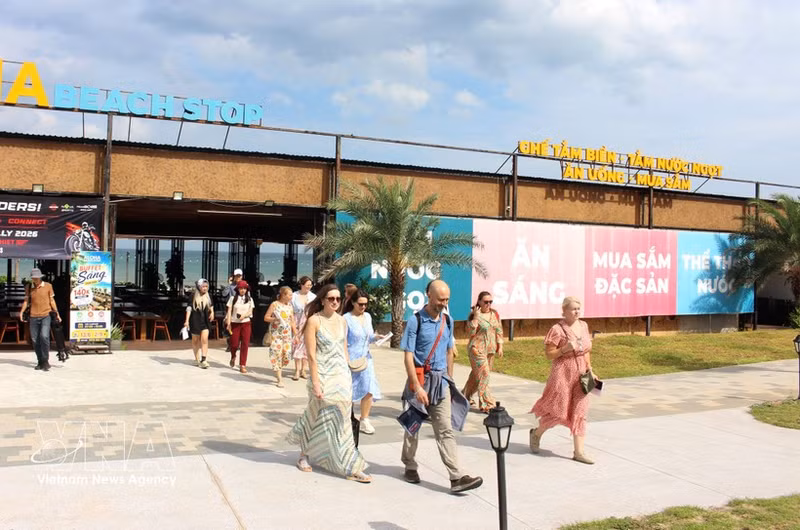À la mi-octobre 2026, les destinations côtières de la province de Lam Dong commencent à accueillir les touristes internationaux venus passer l’hiver. 
