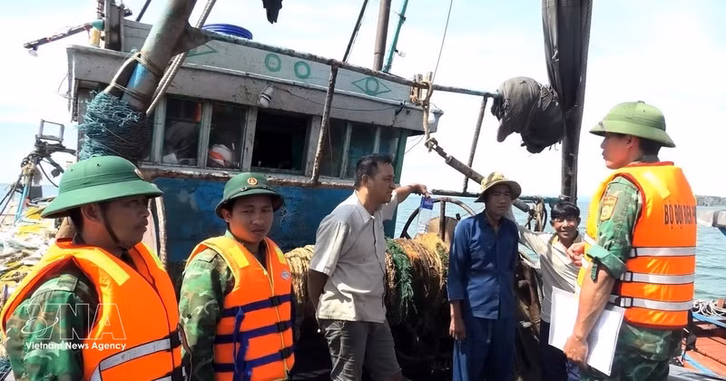 Les gardes-frontières de Quang Tri sensibilisent activement les pêcheurs au respect de la réglementation en matière de pêche INN. Photo : VNA. 