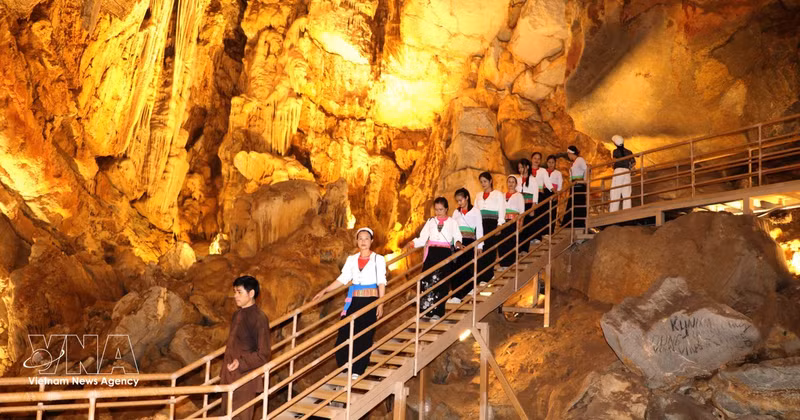 Touristes visitant le site archéologique de Hang Boi (grotte Boi), dans la zone de tourisme culturel de Thung Ui (commune de Tay Hoa Lu), province de Ninh Binh. Photo : VNA. 
