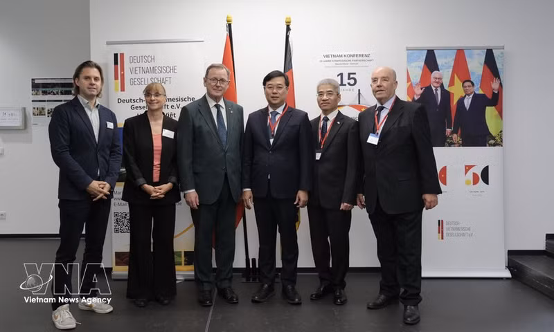 Le Quoc Phong, secrétaire adjoint permanent du Comité du Parti de Hô Chi Minh-Ville (3e de droite), le vice-président du Bundestag allemand, Bodo Ramelow (4e), l'ambassadeur du Vietnam en Allemagne, Nguyen Dac Thanh (2e) et le président de l'Association Allemagne-Vietnam, Rolf Schulze (premier). Photo : VNA. 