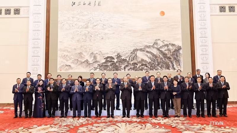 Le président de l’Assemblée nationale vietnamienne, Tran Thanh Man, et le président du Comité permanent de l’Assemblée populaire nationale de Chine, Zhao Leji, entourés des délégations des deux pays, au Grand Palais du Peuple à Pékin, le 12 octobre 2026. Photo : VNA.