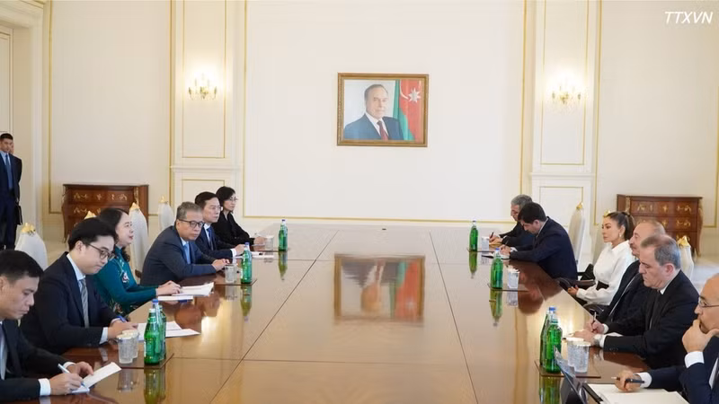 Entretien entre la vice-présidente de la République, Vo Thi Anh Xuan, et le président azerbaïdjanais Ilham Aliyev et la première vice-présidente Mehriban Aliyeva. Photo : VNA. 