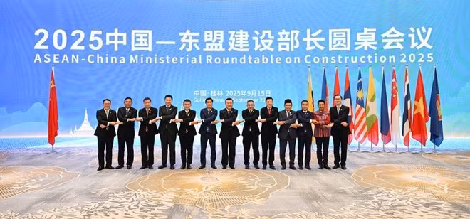 Délégués à la table ronde des ministres de la Construction de l’ASEAN et de la Chine. Photo : VNA.