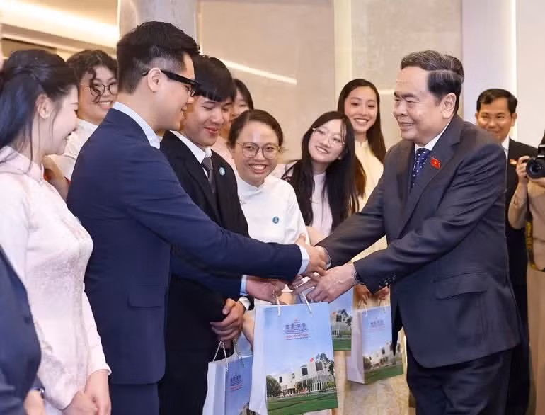 Le président de l’AN Tran Thanh Man rencontre des étudiants vietnamiens en Italie. Photo : VNA. 