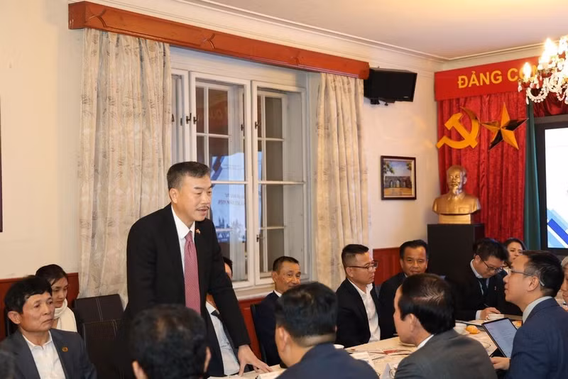L'ambassadeur du Vietnam en République tchèque, Duong Hoai Nam lors de la conférence Photo : VNA. 