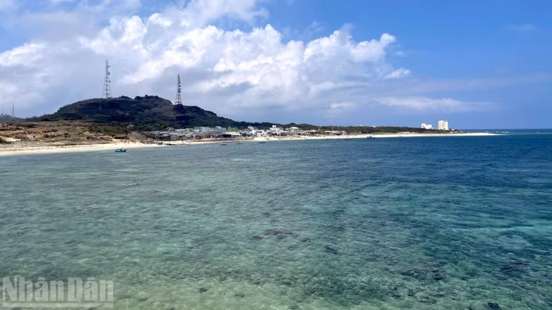 Une vue de l’île de Phu Quy depuis la zone maritime de Mo Thay.