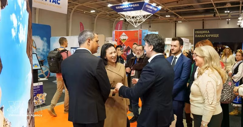 L'ambassadrice du Vietnam en Bulgarie Nguyen Thi Minh Nguyet rencontre le ministre bulgare du Tourisme, Miroslav Borshosh, en marge du salon. Photo : VNA. 