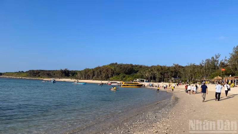 Des touristes visitent l’île de Hon Tranh.
