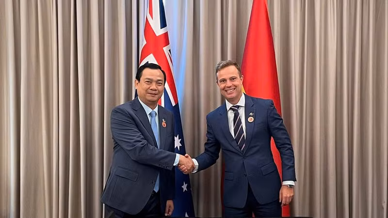 Le directeur général de l’Administration nationale du tourisme du Vietnam, Nguyen Trung Khanh, et Michael Helleman, chef du Bureau du tourisme et de l’économie touristique (Commission australienne du commerce et de l’investissement – Austrade).