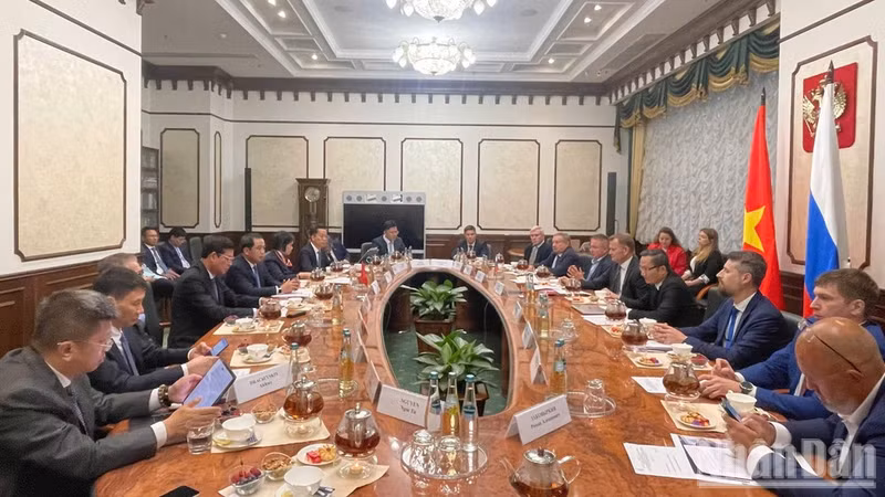 Le membre du Bureau politique et secrétaire du Comité du Parti de Hanoï, Tran Duc Thang s’entretient avec Dmitri Zverev, secrétaire d’État et vice-ministre russe des Transports. Photo: NDEL