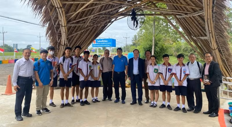 Une délégation de l’Association d’amitié Vietnam–Thaïlande visite la Bamboo School en Thaïlande. (Photo fournie par l’Association d’amitié Vietnam–Thaïlande)