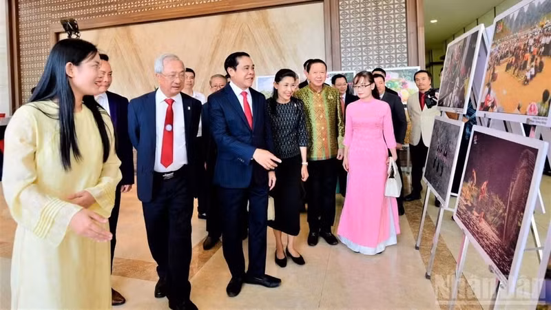 Les responsables des deux associations d’amitié et de la province de Nghe An visitent une exposition photographique lors de la cérémonie du 50 ᵉ anniversaire des relations diplomatiques, le 10 août à Nghe An. (Photo : Quoc Khanh/Nhân Dân)