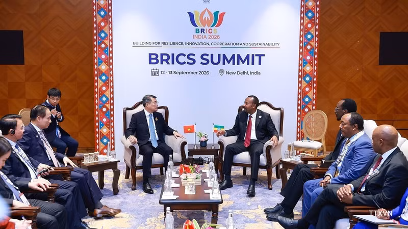 Le Premier ministre Lê Minh Hung et son homologue éthiopien Abiy Ahmed Ali. Photo : VNA. 