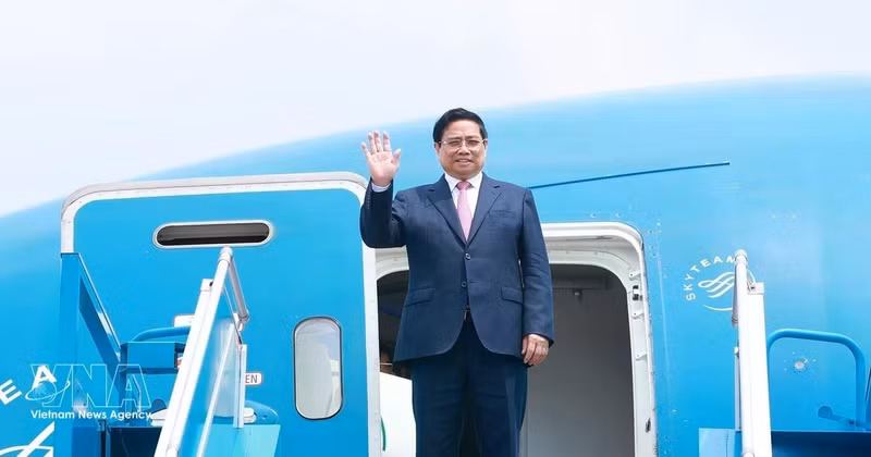 Le Premier ministre Pham Minh Chinh, accompagné d’une délégation vietnamienne de haut rang, a quitté Hanoï, à midi, le 22 mars, pour une visite officielle en Fédération de Russie du 22 au 25 mars. Photo : VNA. 