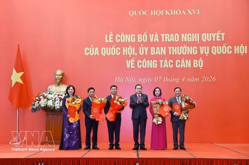 Le président de l'Assemblée nationale, Tran Thanh Man, remet des Résolutions aux vice-présidents de l'Assemblée nationale. Photo : VNA. 