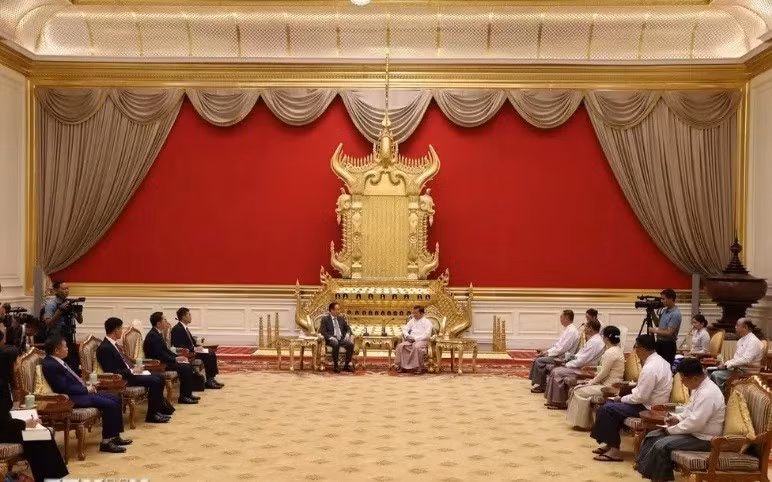 Le ministre vietnamien des Affaires étrangères, Le Hoai Trung (gauche), et le président du Myanmar, Min Aung Hlaing. Photo : VNA. 