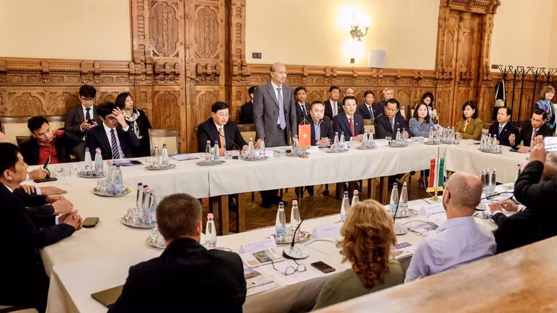 Les délégations des provinces de Tay Ninh et de Thanh Hoa rencontrent les autorités de la ville de Kaposvár. Photo : Ambassade du Vietnam en Hongrie.