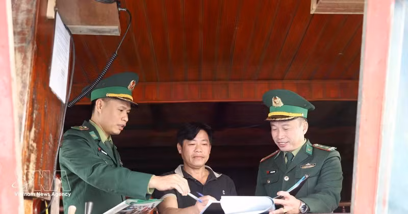 Des pêcheurs de la province de Nghe An signent un engagement à ne pas pratiquer la pêche INN. Photo : VNA 