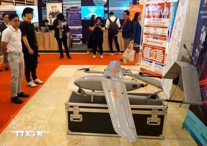 Un espace d'exposition présente des produits technologiques liés à l'IA, l'écosystème de l'IA et les politiques visant à encourager son développement à Da Nang. Photo : VNA 
