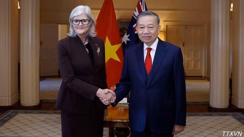 Le secrétaire général du PCV et président de la République To Lam et la gouverneure générale d’Australie, Sam Mostyn, lors de la cérémonie d’accueil. (Photo : VNA)