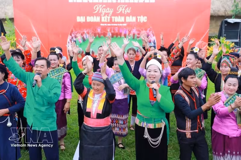 Activités d’échanges et spectacles artistiques des communautés ethniques au Village culturel et touristique des ethnies du Vietnam, dans la matinée du 18 novembre 2025. Photo : VNA