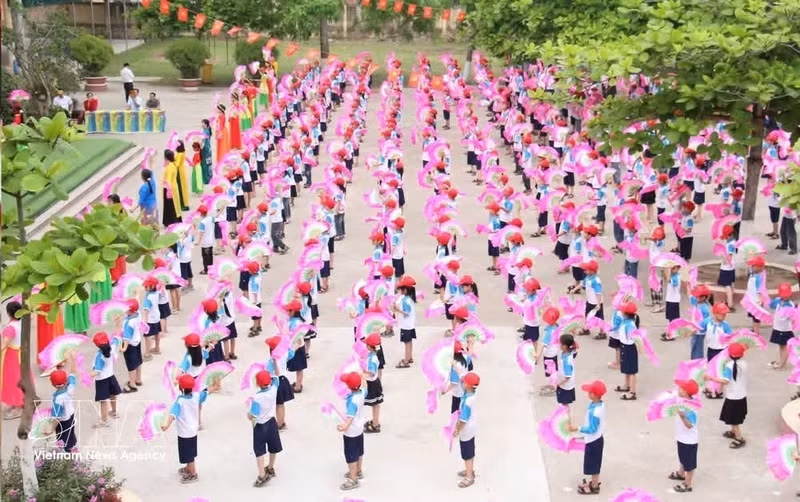 Le Service de l’Éducation et de la Formation de la province de Hung Yen accélère l’intégration des arts traditionnels dans les écoles. Sur la photo : enseignantes et élèves de l’école primaire Duy Nhat (commune de Vu Tien, province de Hung Yen) interprétant ensemble une danse chèo. Photo : VNA