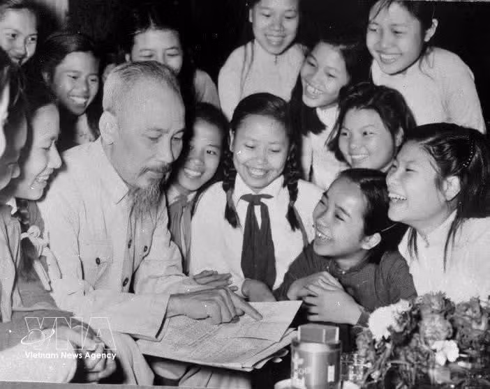 Des élèves du collège Trung Vuong de Hanoï présentent leurs vœux de longévité au Président Ho Chi Minh (mai 1956). Photo : VNA.