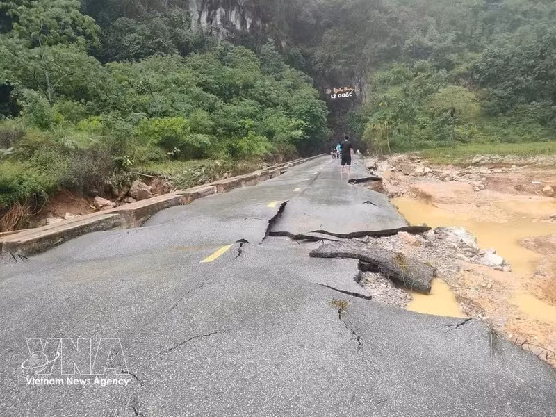 De nombreuses routes de la commune de Ly Quoc (province de Cao Bang) ont été endommagées par les inondations. Photo : VNA