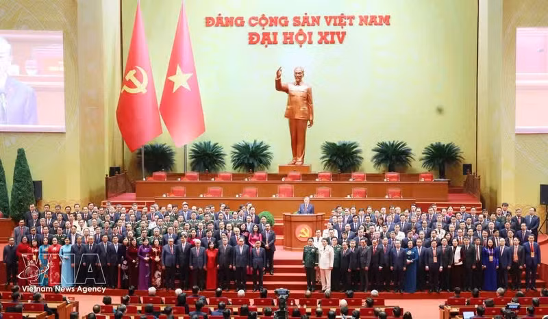 Le Comité central du Parti du XIVe mandat fait sa présentation lors du Congrès. Photo : VNA.