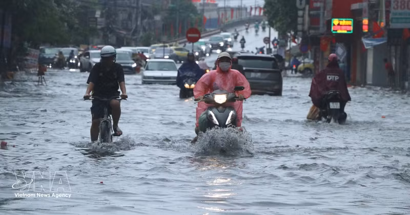 La zone située au pied du pont Niem, dans le quartier d’An Bien, à Hai Phong, est fortement inondée. Photo : VNA. 