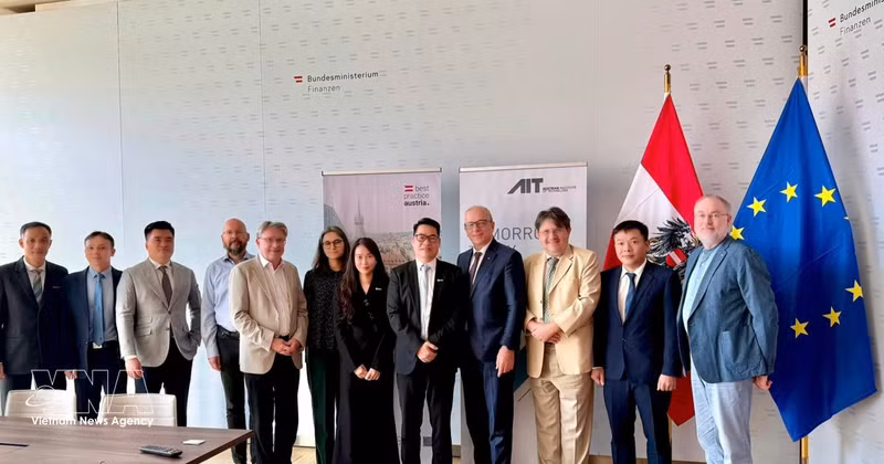 La délégation de l'Association nationale de cybersécurité (NCA), a une séance de travail avec l’Institut autrichien de technologie (AIT). Photo: VNA 