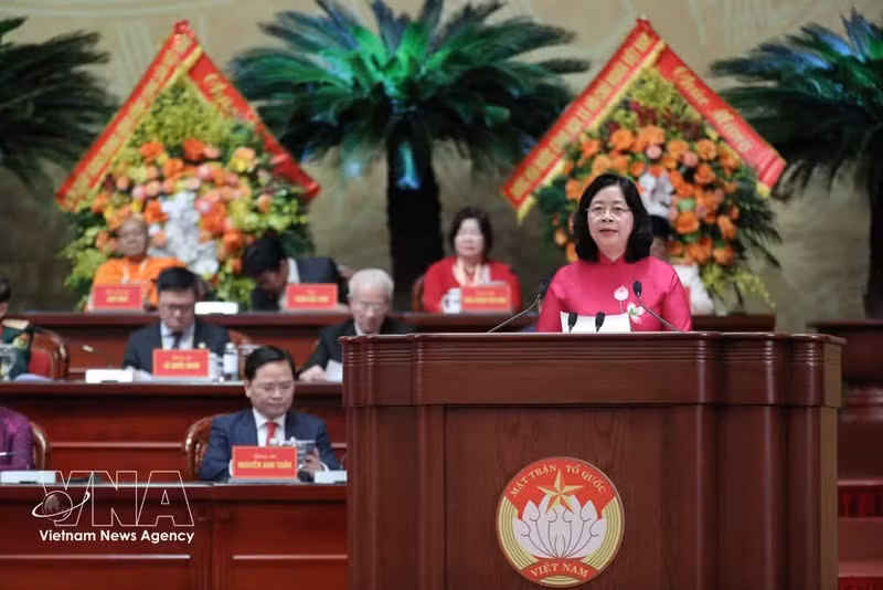 Bui Thi Minh Hoài, membre du Bureau politique, secrétaire du Comité central du Parti, secrétaire du Comité du Parti du FPV et des organisations de masse au niveau central, ainsi que présidente du Comité central du FPV du 10e mandat. Photo: VNA