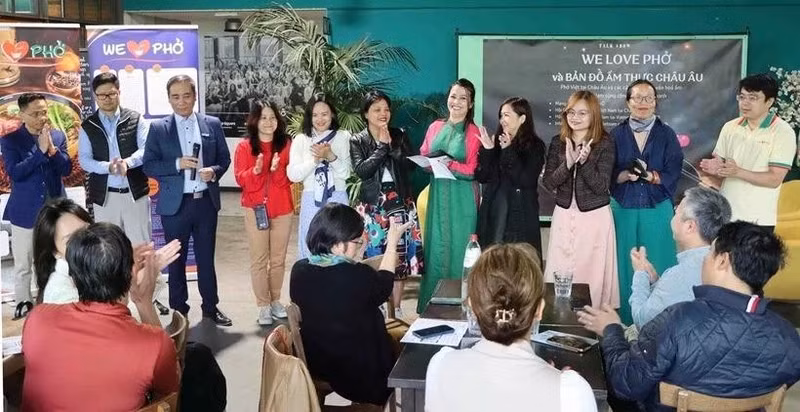 Les membres du "We Love Pho". Photo : VNA. 