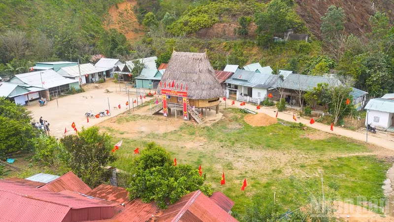 Nhà Gươl thôn R'Cung (xã Avương) được chọn làm khu vực bỏ phiếu.