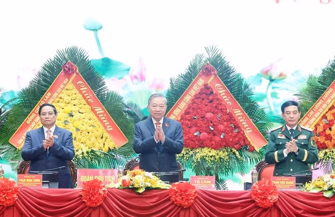 Le secrétaire général du Parti, To Lam (centre), le Premier ministre Pham Minh Chinh (à gauche) et le ministre de la Défense Phan Van Giang, en ouverture du 12e Congrès du Comité du Parti pour l’armée. Photo : VNA.