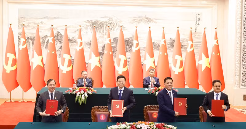 Cérémonie de signature d’un mémorandum de coopération entre la Commission d’organisation du Comité central du Parti communiste du Vietnam et son homologue chinoise, ainsi que d’un mémorandum entre le ministère vietnamien de la Construction et la Commission nationale du développement et de la réforme de Chine sur la formation ferroviaire visant à renforcer les compétences du personnel ferroviaire vietnamien. Photo : VNA. 