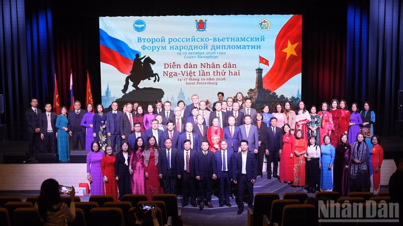 Des délégués du 2e Forum de diplomatie populaire Russie-Vietnam à Saint-Pétersbourg. Photo : NDEL.