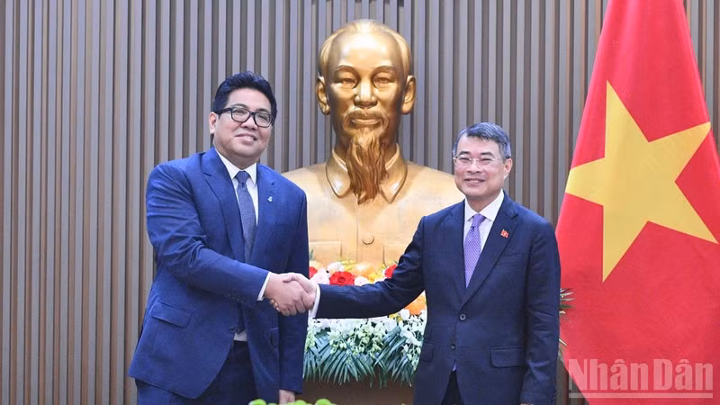 Le Premier ministre Le Minh Hung (droite) et Tengku Muhammad Taufik, président-directeur général du groupe pétrolier national malaisien PETRONAS. Photo : NDEL.