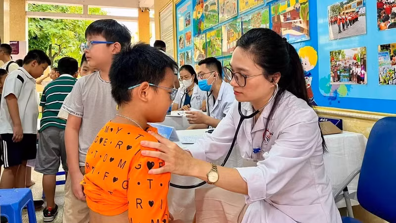Dépistage de santé chez les enfants. (Photo : Hôpital général Dong Da, Hanoï) 