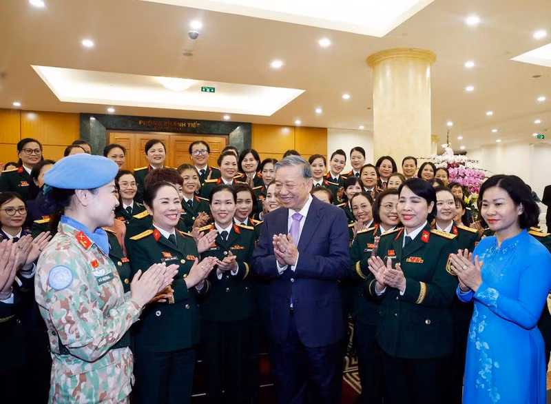 Le secrétaire général du Parti, To Lam, et les femmes de l'armée exemplaires. Photo : VNA. 