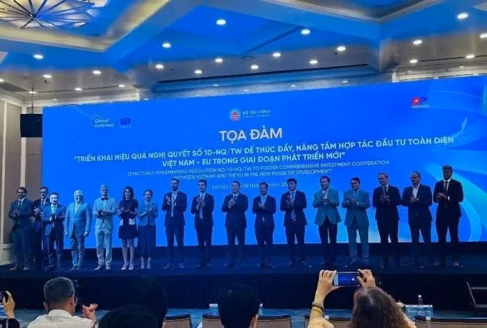 Photo de groupe des participants à la table ronde sur la mise en œuvre de la résolution n° 10-NQ/TW et le renforcement de la coopération globale en matière d’investissement entre le Vietnam et l’Union européenne. (Photo : ministère des Finances)
