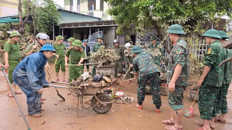 Des équipes d’intervention nettoient les zones sinistrées après la décrue à Quang Tri.