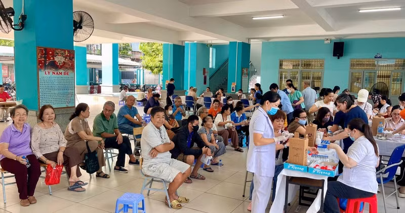 Des habitants patientent pour le bilan de santé dans le quartier de Tan Binh. Photo : Journal Informations et Minorité ethnique 