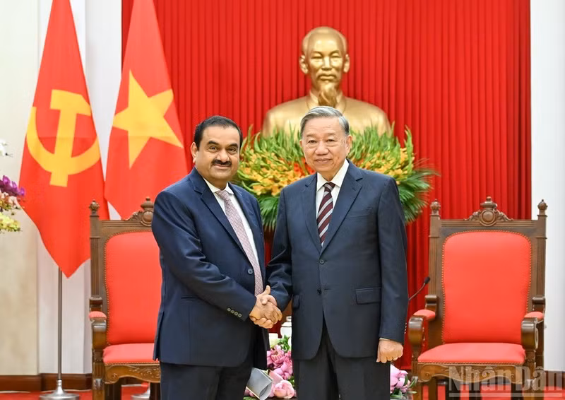 Le secrétaire général du Parti To Lam (droite) reçoit le président du groupe indien Adani, Gautam Adani. 