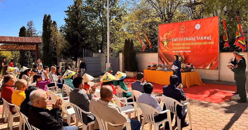 L'ambassadrice du Vietnam en Bulgarie, Nguyen Thi Minh Nguyet, s'exprime lors de cet événement. Photo: VNA 